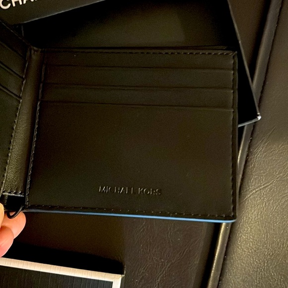 Beautiful new Michael Kors slim bifold wallet - Picture 2 of 3